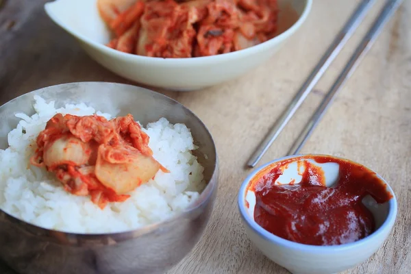 Kimchi ve haşlanmış pirinç