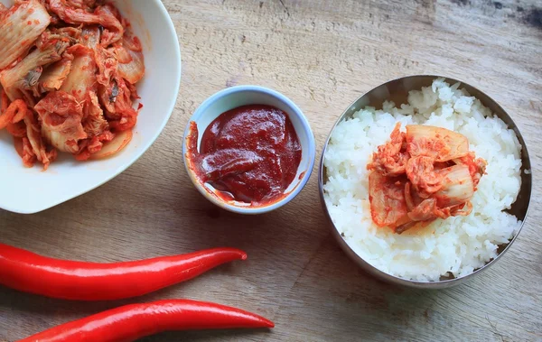 Кимчи и рис на пару — стоковое фото