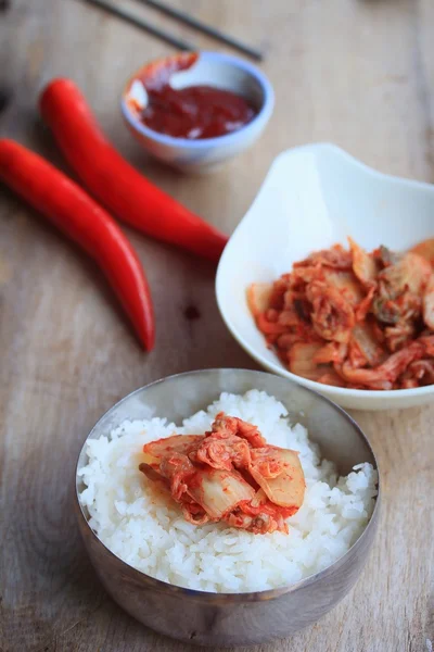 Kimchi ve haşlanmış pirinç