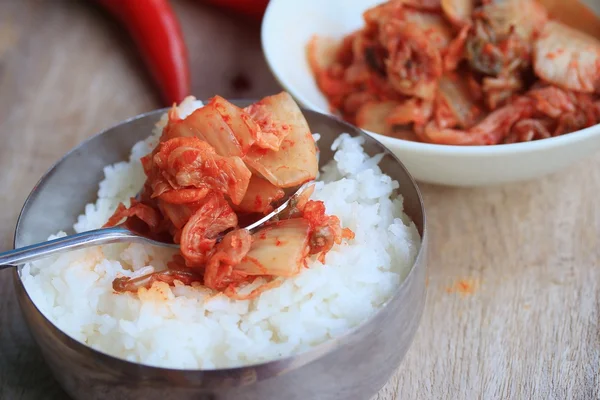 Kimchi ve haşlanmış pirinç