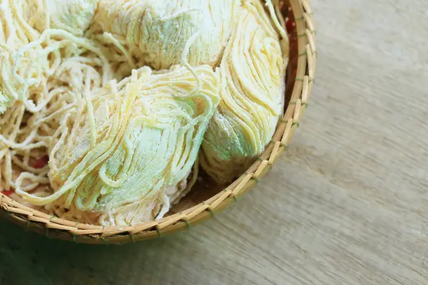 Fideos huevo sobre madera — Foto de Stock