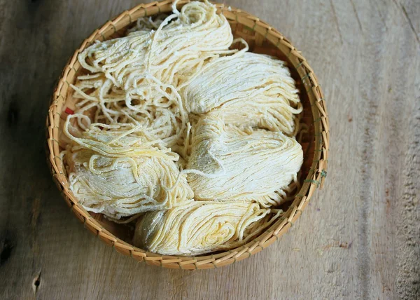 Fideos huevo sobre madera — Foto de Stock