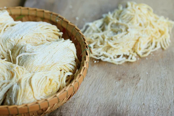 Fideos huevo sobre madera — Foto de Stock