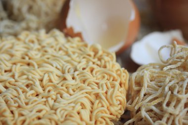 erişte ve kurutulmuş anlık erişte