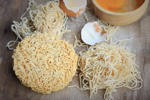 Fideos y fideos instantáneos secos — Foto de Stock