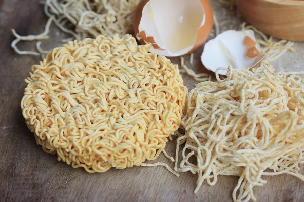 Noodles and dried instant noodle — Stock Photo, Image