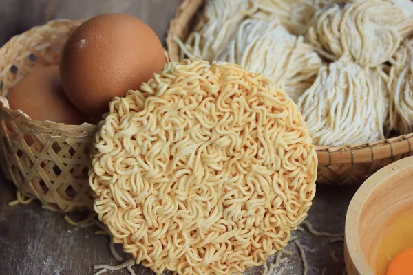 Fideos y fideos instantáneos secos — Foto de Stock