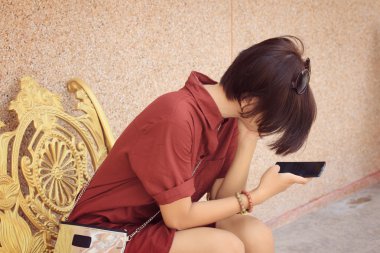 Akıllı telefon kullanan kadın