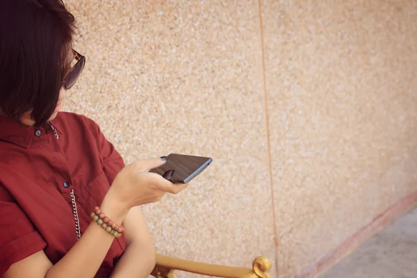 Mujer usando teléfono inteligente —  Fotos de Stock