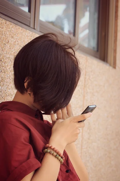 Kobieta korzystająca ze smartfona — Zdjęcie stockowe