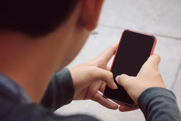 Hombre usando el teléfono inteligente — Foto de Stock