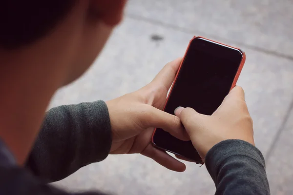 Hombre usando el teléfono inteligente — Foto de Stock