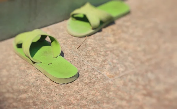 Yeşil lastik ayakkabılar — Stok fotoğraf