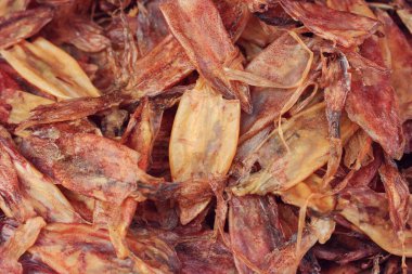 pazarda kurutulmuş kalamar