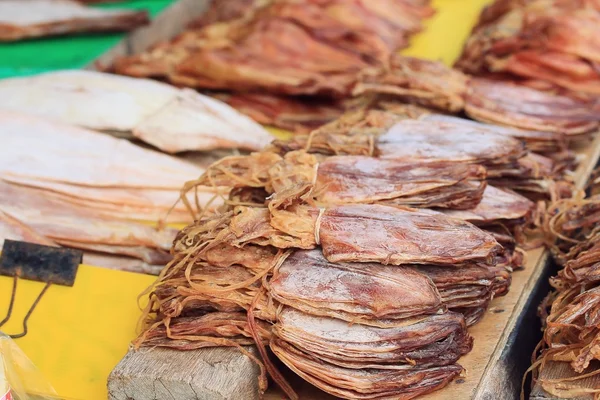 Сушеные кальмары на рынке — стоковое фото
