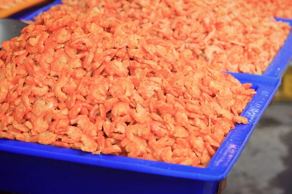 Сушеные креветки на рынке — стоковое фото