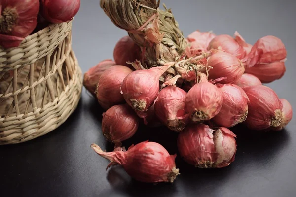 나무 배경 shallots — 스톡 사진