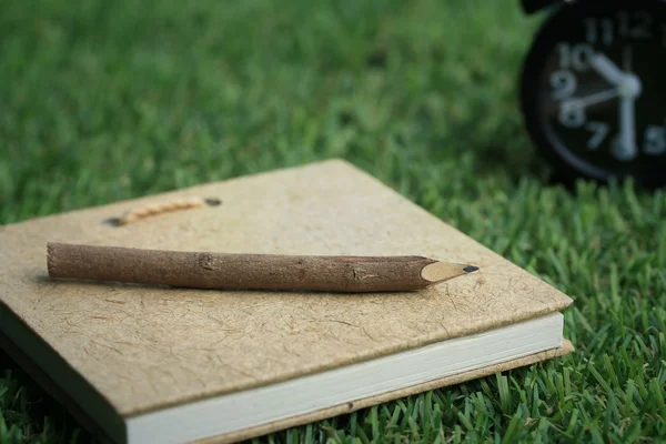 Reloj de tiempo con libro — Foto de Stock