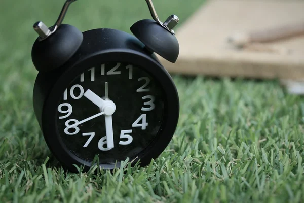 Orologio con libro — Foto Stock