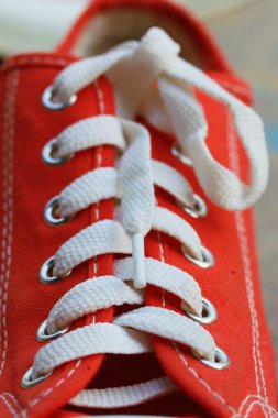 çim üzerinde kırmızı spor ayakkabılar