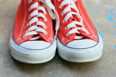 çim üzerinde kırmızı spor ayakkabılar