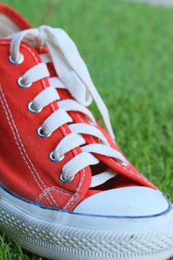 çim üzerinde kırmızı spor ayakkabılar
