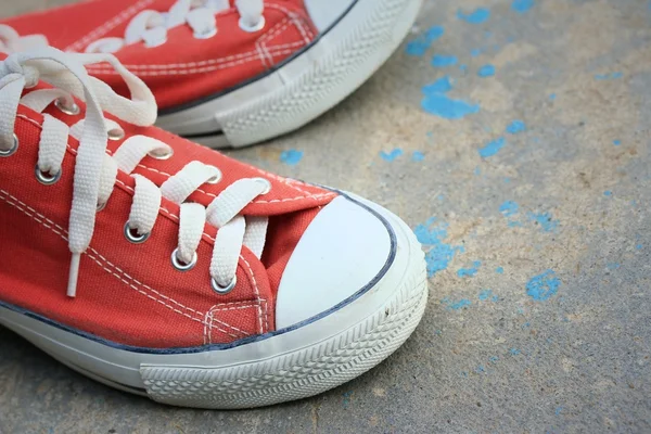 Zapatillas rojas en el césped — Foto de Stock
