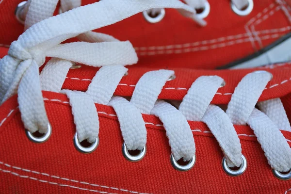 Çim üzerinde kırmızı spor ayakkabılar — Stok fotoğraf