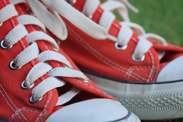 Zapatillas rojas en el césped — Foto de Stock