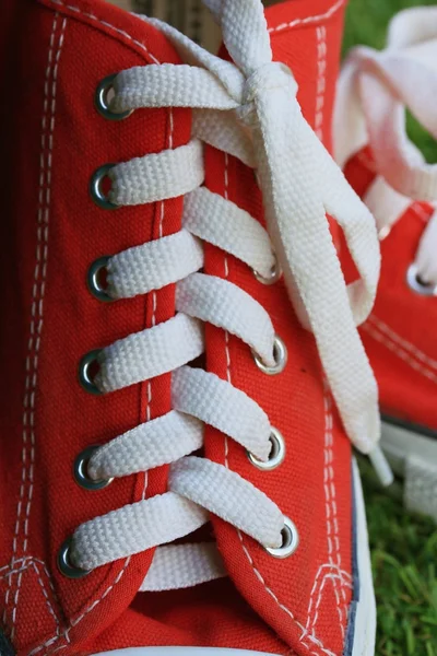 Κόκκινο πάνινα παπούτσια για γκαζόν — Φωτογραφία Αρχείου