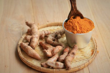 taze zerdeçal ve toz