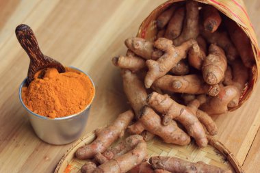 taze zerdeçal ve toz