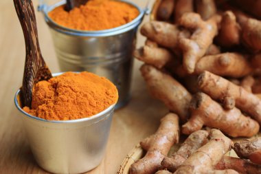 taze zerdeçal ve toz