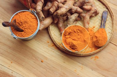 taze zerdeçal ve toz