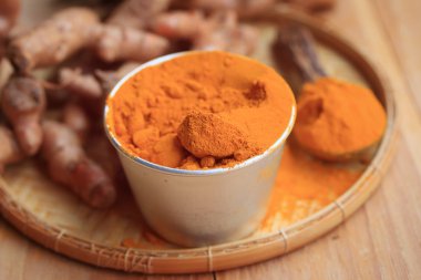 taze zerdeçal ve toz