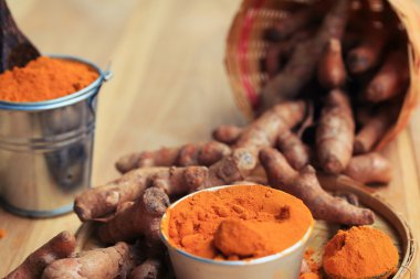 taze zerdeçal ve toz