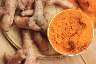 taze zerdeçal ve toz