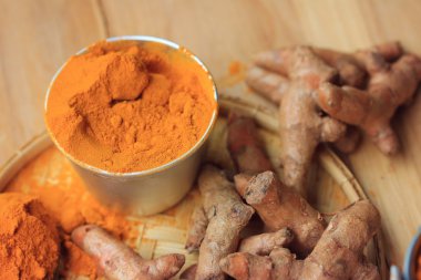 taze zerdeçal ve toz