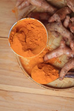 taze zerdeçal ve toz