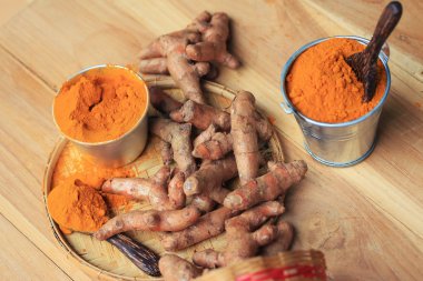 taze zerdeçal ve toz