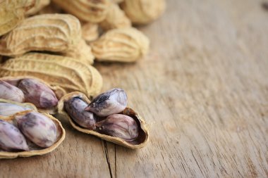 Ahşap üzerine haşlanmış fıstık