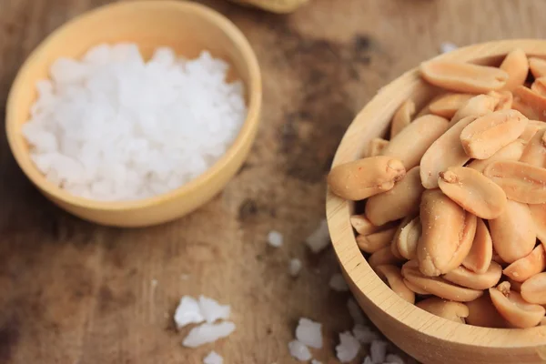Gebratene Erdnüsse und Salz — Stockfoto
