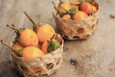 Ahşap üzerinde sarı patlıcan