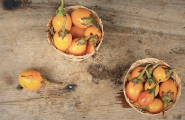 Ahşap üzerinde sarı patlıcan