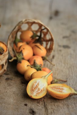 Ahşap üzerinde sarı patlıcan