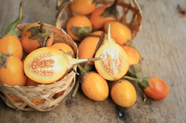 Ahşap üzerinde sarı patlıcan