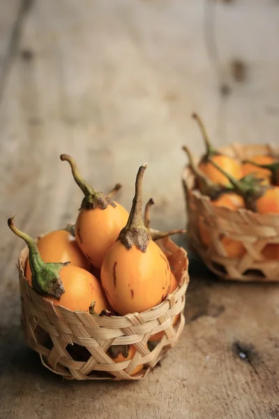 Gul aubergine på trä — Stockfoto