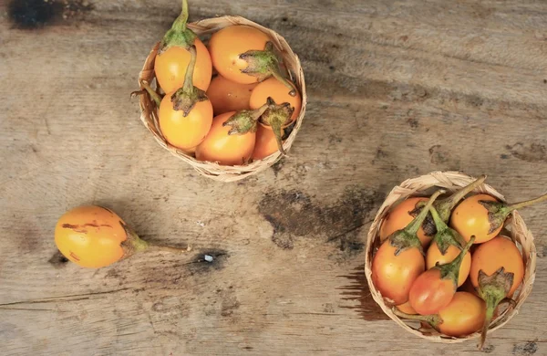 Ahşap üzerinde sarı patlıcan