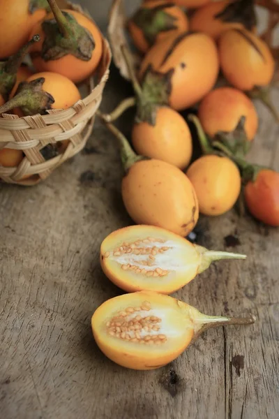 Gul aubergine på trä — Stockfoto