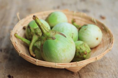 ahşap üzerinde taze patlıcan